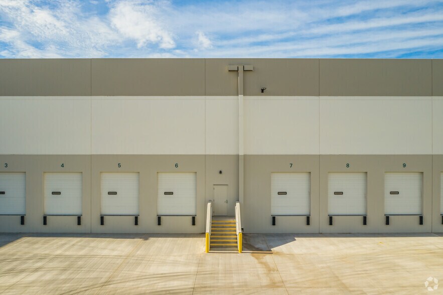 More Photos Of 2133 S 7th St, Phoenix Distribution For Lease