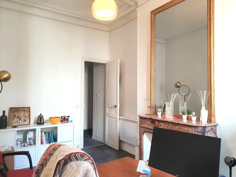 More Photos Of 90 Rue D'Amsterdam, Paris Office For Sale