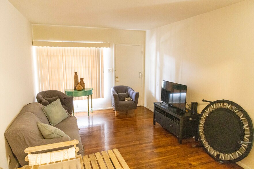 More Photos Of 2569 N Lincoln St, Burbank Multifamily For Sale