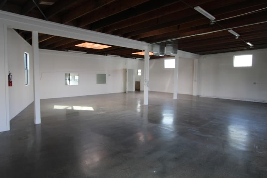 More Photos Of 1810 Sunview Dr, Glendale Freestanding For Lease