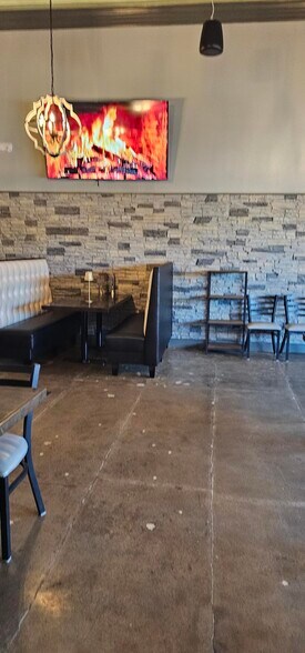 More Photos Of 124 S Broadway St, Coweta Storefront For Sale