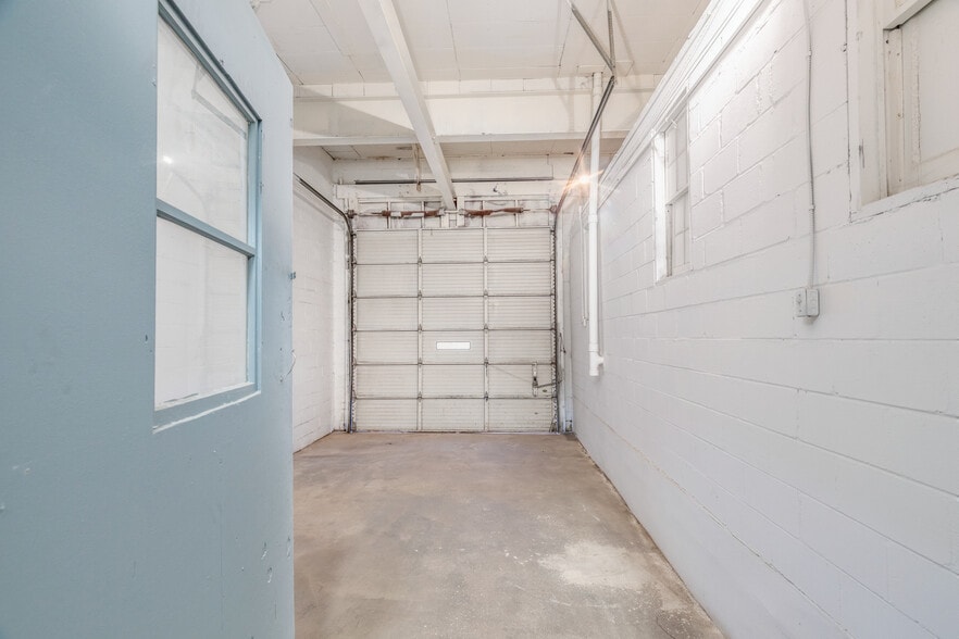 More Photos Of 6609 Olive Blvd, Saint Louis Warehouse For Lease