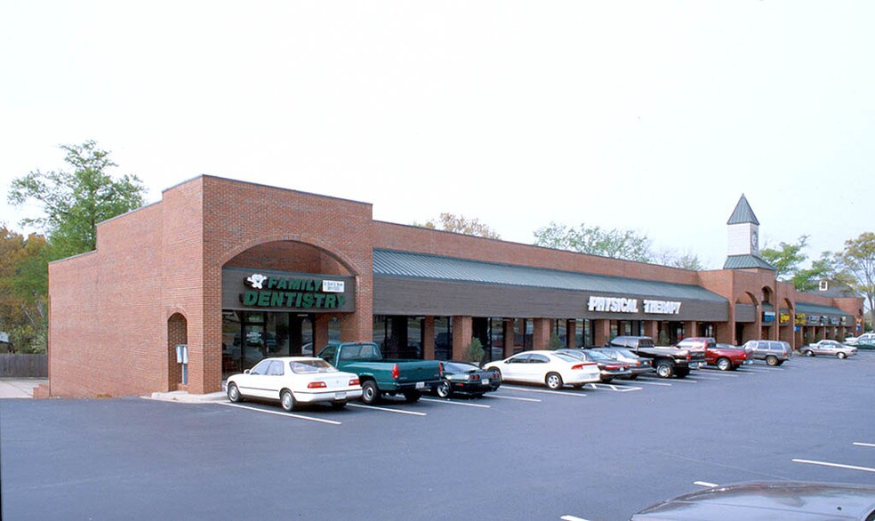 More Photos Of 526 Forest Pky, Forest Park Unknown For Lease