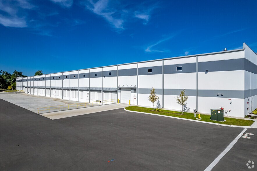 More Photos Of 1110 17th St E, Palmetto Distribution For Lease