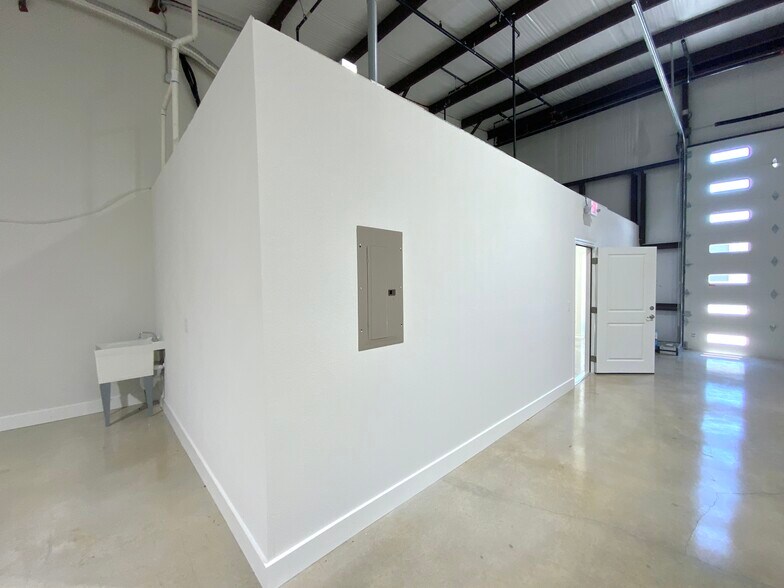 More Photos Of 1304 Leander Dr, Leander Industrial For Lease