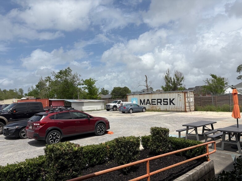 More Photos Of 326 Almedia Rd, Saint Rose Warehouse For Lease