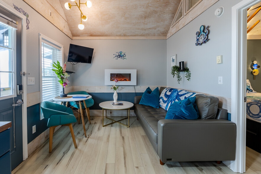 More Photos Of 105 S 6th Ave, Rockaway Beach Hotel For Sale