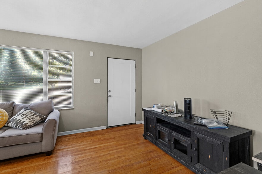 More Photos Of 10236 Halls Ferry Rd, Saint Louis Office For Sale