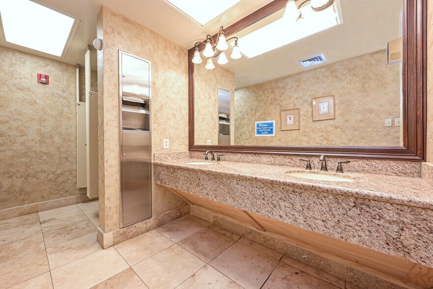 More Photos Of 5625 Cypress Creek Pky, Houston Office For Sale