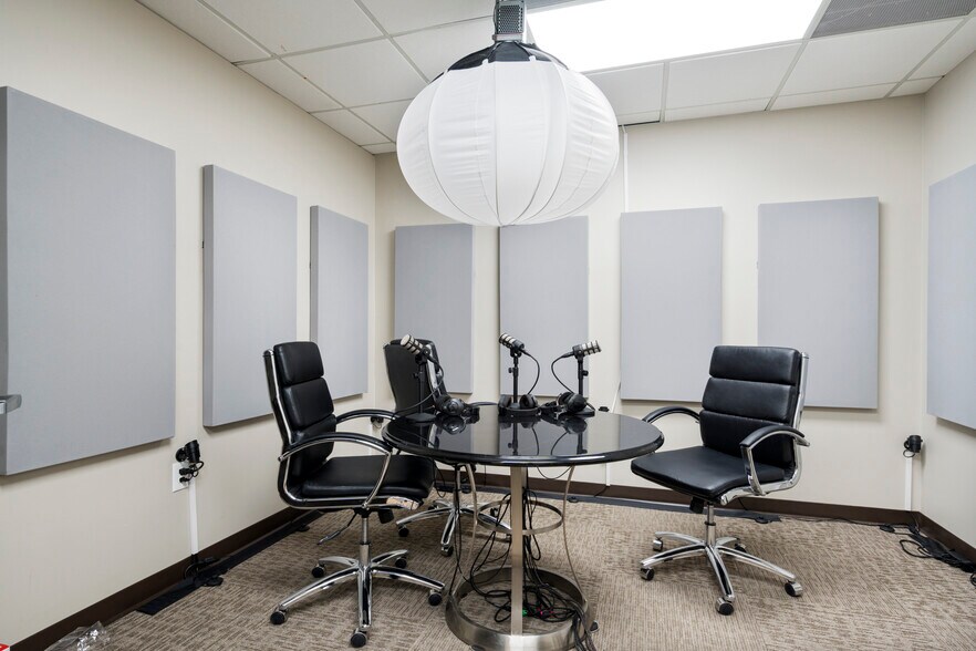 More Photos Of 202 E Earll Dr, Phoenix Medical For Sale