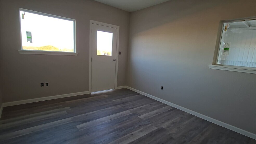 More Photos Of 6366-6414 FM 1715, Lampasas Flex For Lease
