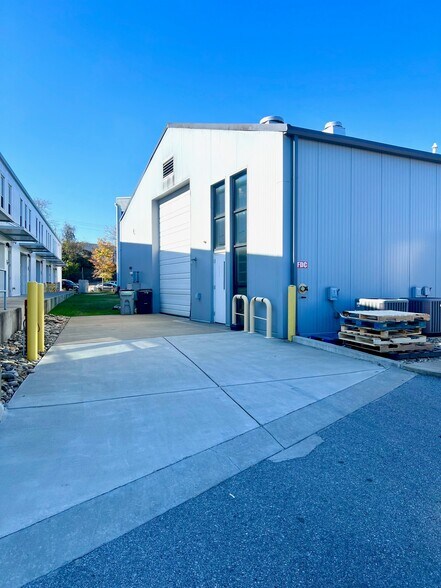 More Photos Of 372 Herron Dr, Nashville Showroom For Sale