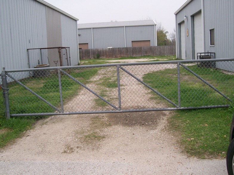 More Photos Of 130 Grand Ave, Bacliff Warehouse For Sale