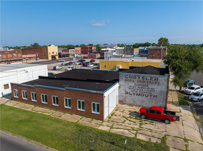 Primary Photo Of 220 South St, Iola Light Manufacturing For Sale