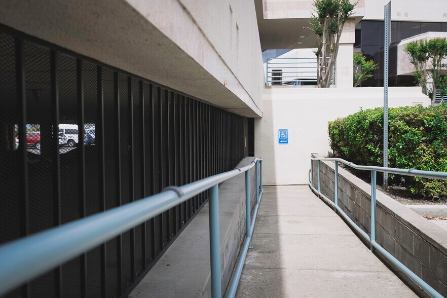 More Photos Of 4701 Sisk Rd, Modesto Office For Lease