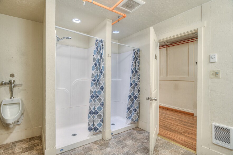 More Photos Of 395 N Main St, Prineville Storefront Retail Residential For Sale