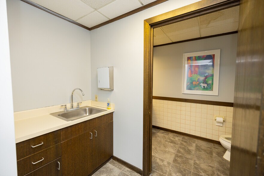 More Photos Of 1020 N Main St, Wichita Medical For Sale