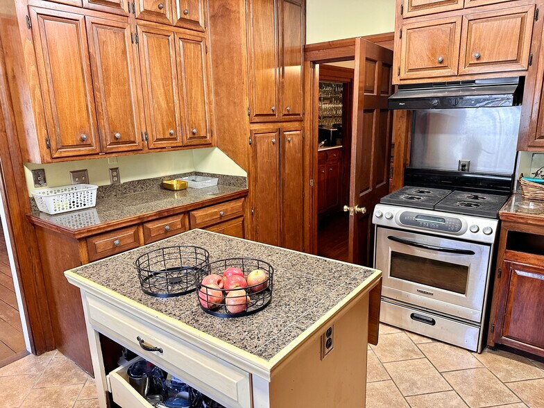 More Photos Of 615 College St, Clinton Hotel For Sale