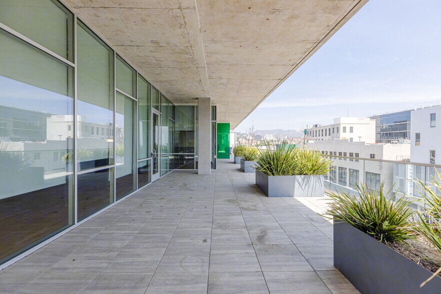 More Photos Of 925 N La Brea Ave, Los Angeles Loft Creative Space For Lease