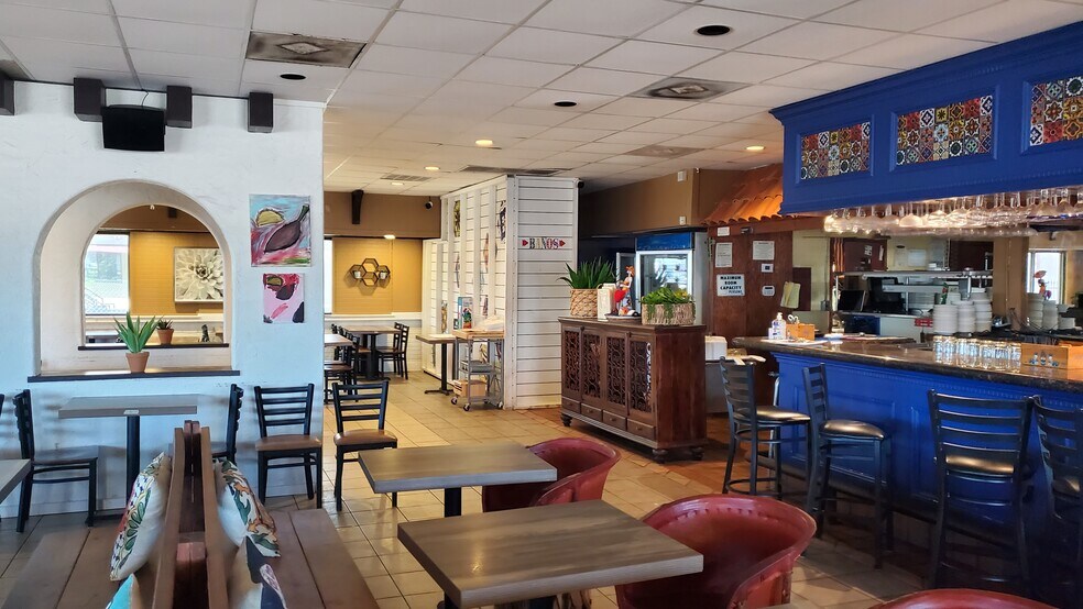 More Photos Of 9902 Gulf Fwy, Houston Restaurant For Lease