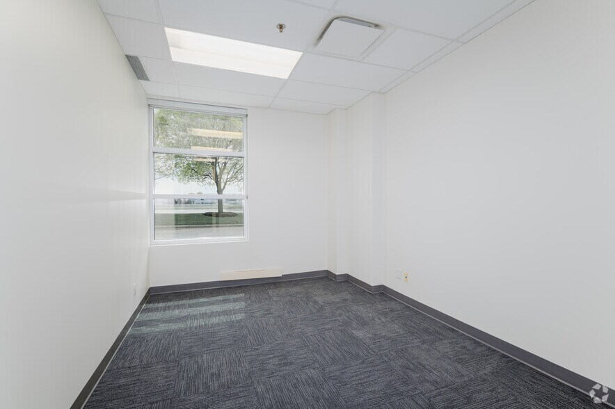 More Photos Of 2351 Upper Middle Rd E, Oakville Warehouse For Lease