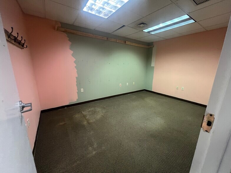 More Photos Of 340 Railroad St, Danville Flex For Lease