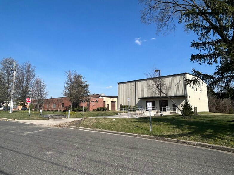 More Photos Of 712 Fellowship Rd, Mount Laurel Warehouse For Lease