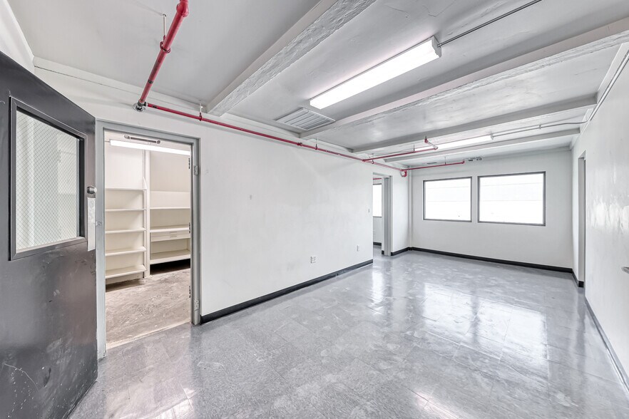 More Photos Of 190 S Fourth St, Henderson Manufacturing For Lease