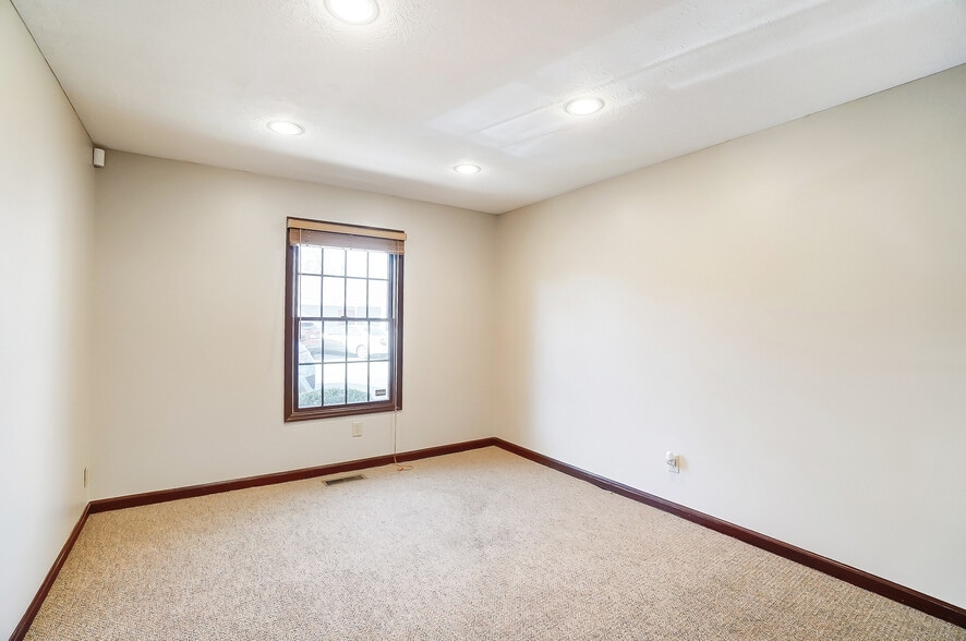 More Photos Of 830 E Franklin St, Centerville Medical For Sale