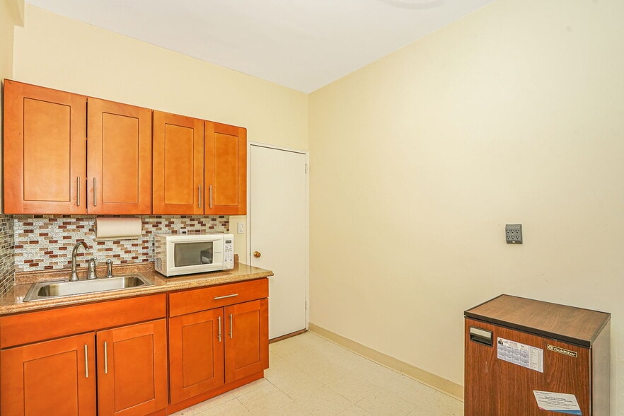 More Photos Of 11050 71st Rd, Forest Hills Apartments For Sale