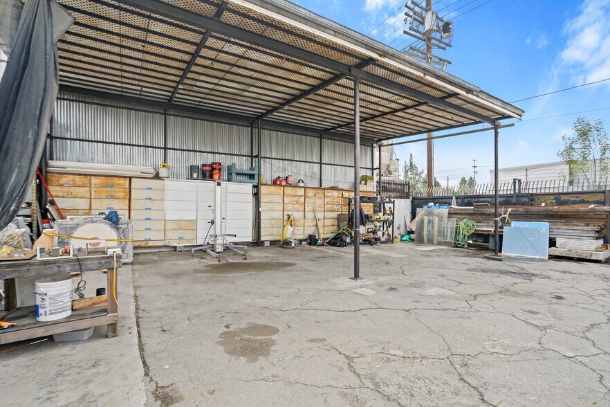 More Photos Of 21328 Hart St, Canoga Park Warehouse For Lease