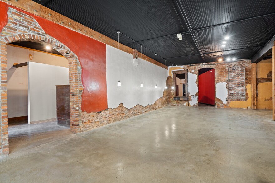 More Photos Of 103 E Broadway, Ashland Bar For Sale