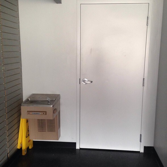 More Photos Of 396 Schilling Dr S, Dundas Storefront For Lease