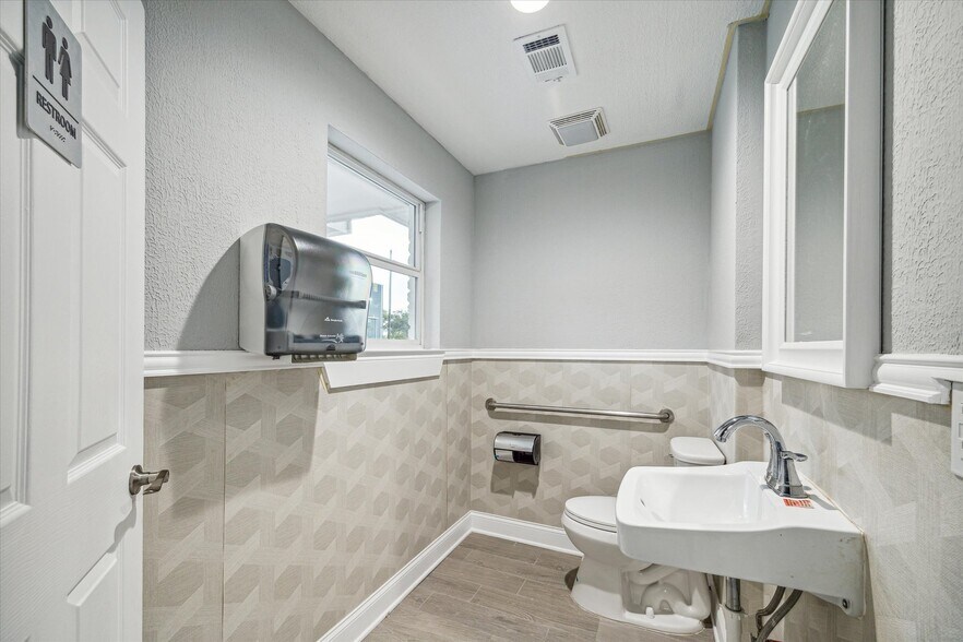More Photos Of 28011 High Meadow Rd, Tomball Office Residential For Lease