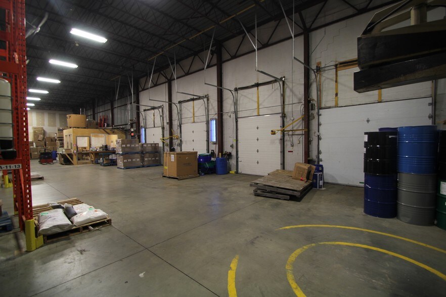 More Photos Of 160 Boul Industriel, Boucherville Manufacturing For Lease