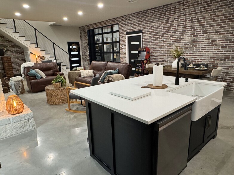 More Photos Of 112 N Avenue A, Humble Light Distribution For Sale