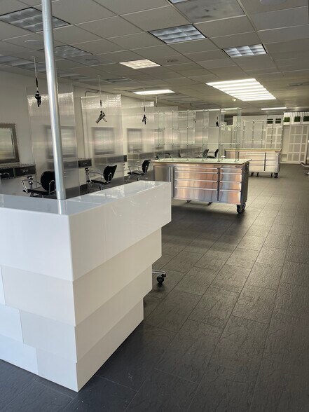 More Photos Of 967-969 Garnet Ave, San Diego Storefront For Lease