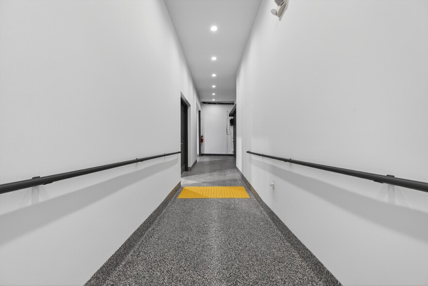 More Photos Of 703 S Main St, Burbank Showroom For Sale