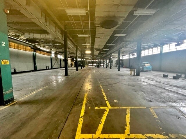 More Photos Of 2400 SW Washington St, Peoria Manufacturing For Sale