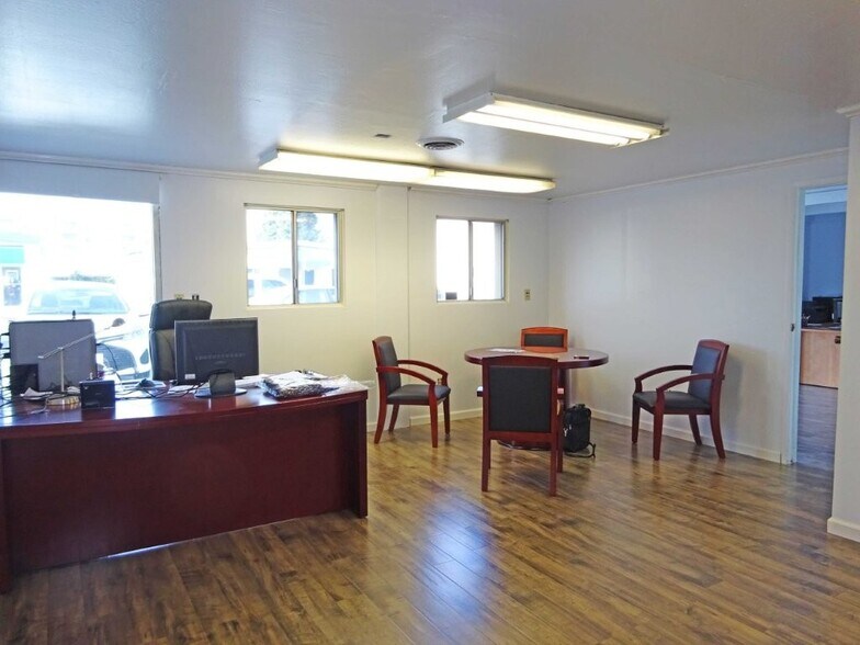 More Photos Of 916 Commercial St, Palo Alto Warehouse For Lease