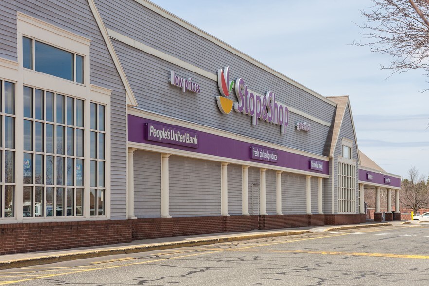 More Photos Of 747 Pine St, Bristol Supermarket For Lease