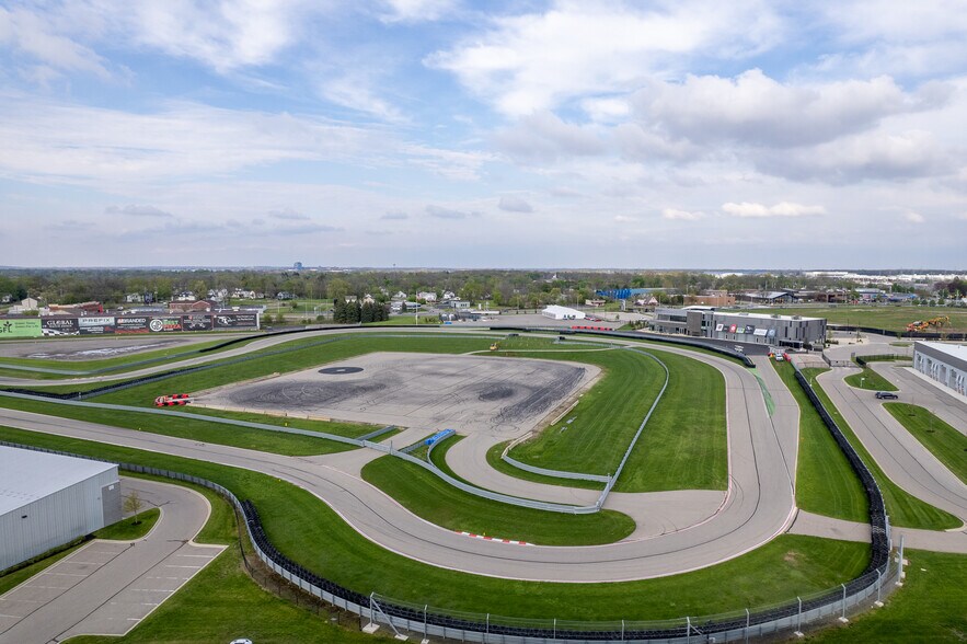 More Photos Of 154 W Speed Way, Pontiac Parking Garage For Sale