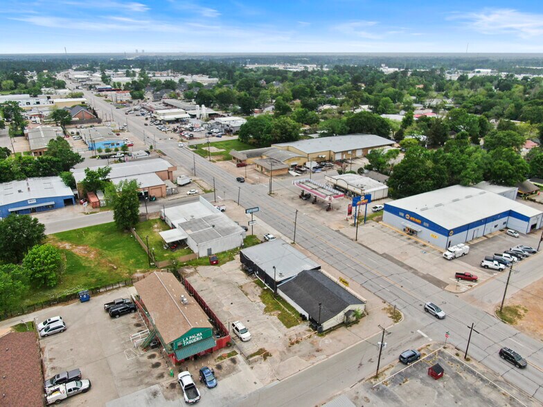 More Photos Of 200 S Frazier St, Conroe Bar For Sale