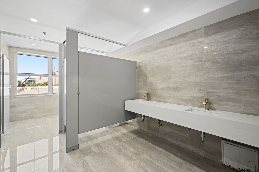 More Photos Of 605 Lincoln Rd, Miami Beach Office Residential For Sale