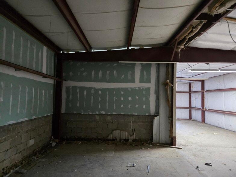 More Photos Of 181-185 Sabre Dr, Sebring Warehouse For Lease