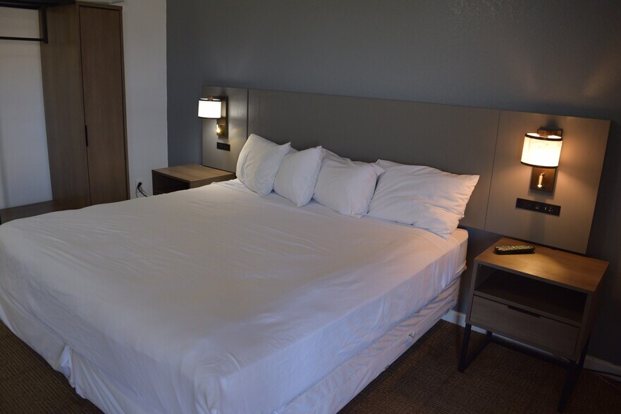 More Photos Of 229 S Interstate 35, Pearsall Hotel For Sale