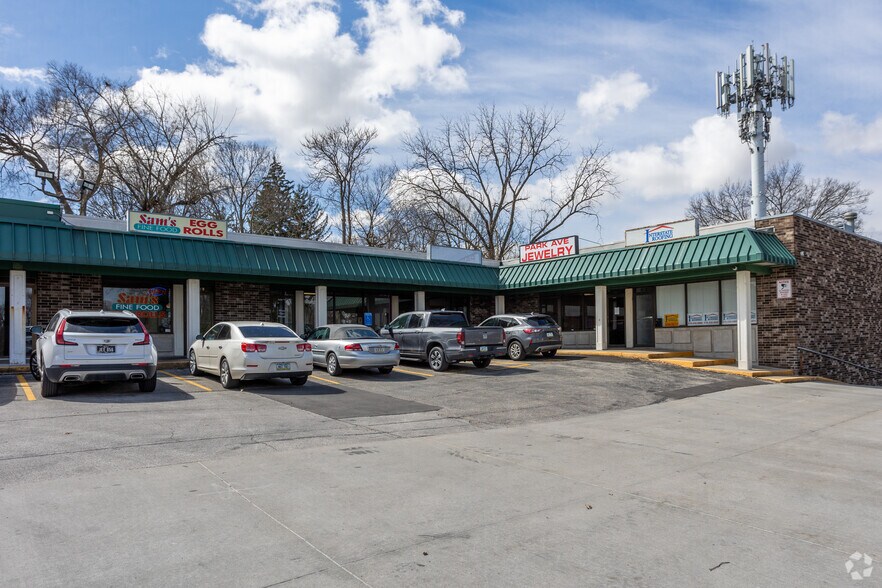 More Photos Of 3218-3300 SW 9th St, Des Moines General Retail For Lease