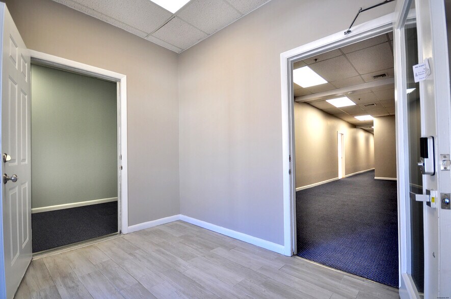 More Photos Of 75 Berlin Rd, Cromwell Medical For Sale