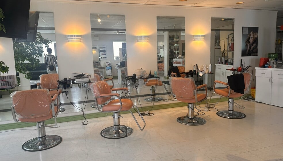 More Photos Of 734-752 Sheppard Ave E, Toronto Unknown For Lease