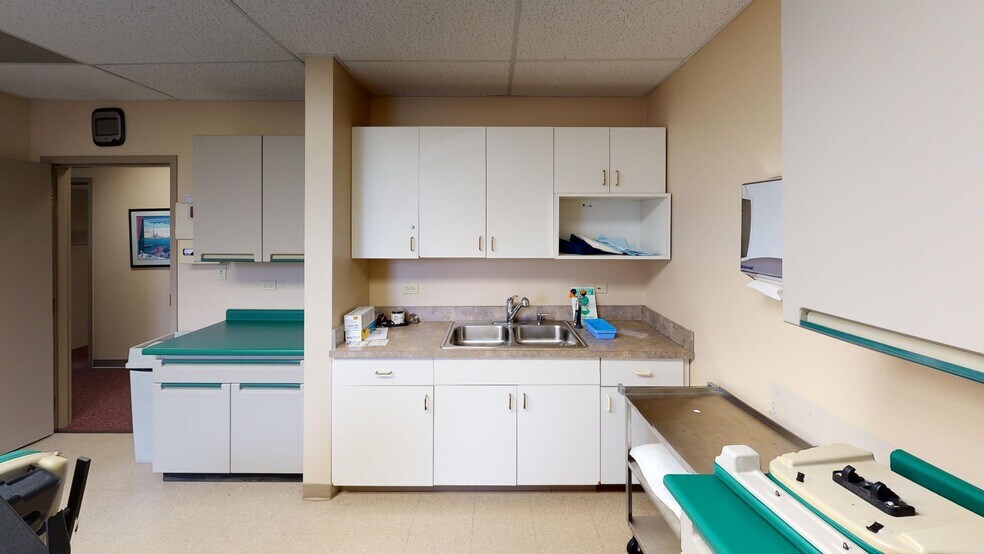 More Photos Of 27401 W Il Route 22, Lake Barrington Medical For Lease